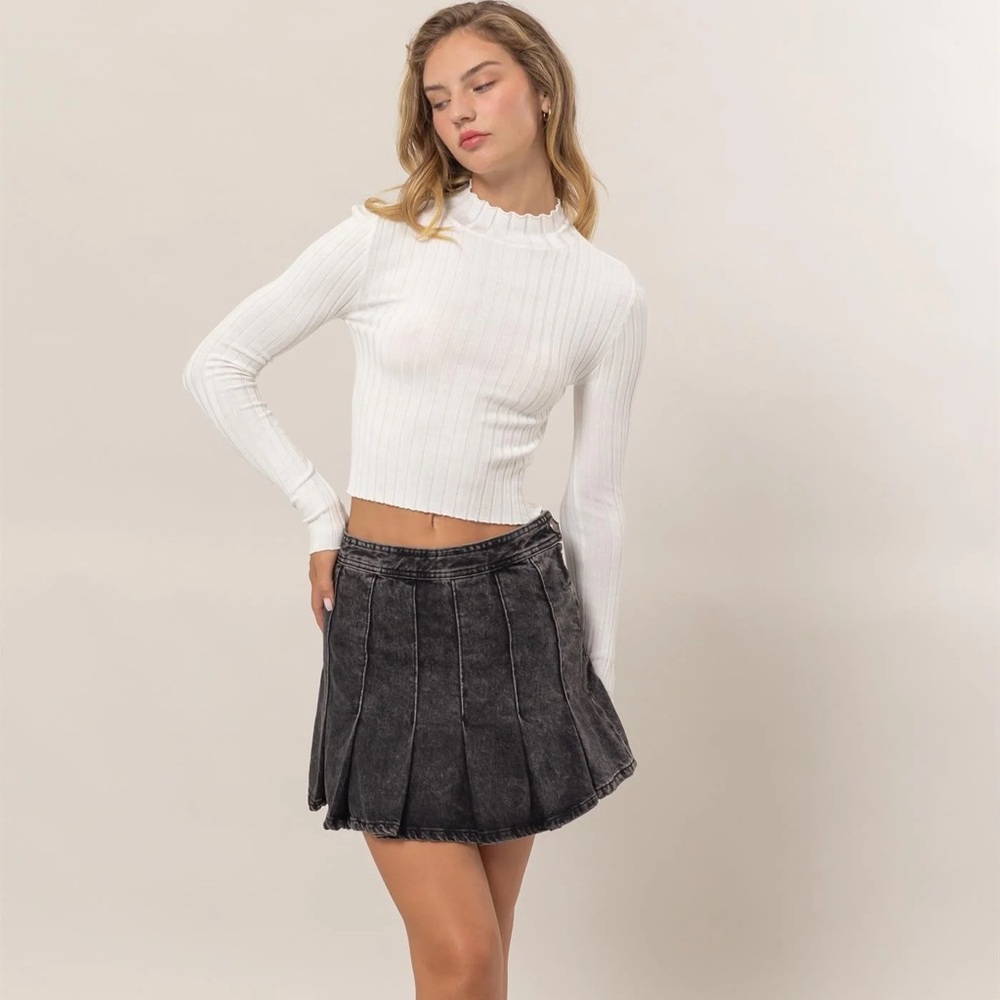 Mock Neck Ribbed Knit Crop Top - Picture 3 of 3